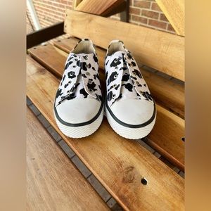 Size 8.5 Everglades Cow Print Shoes